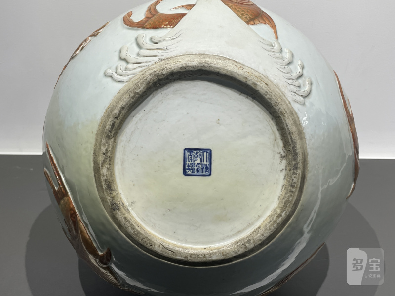 清光绪 粉彩浮雕鱼化龙纹天球瓶一对 - 图23